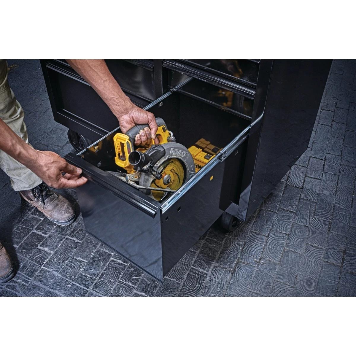 DEWALT 700 Series 41in 9 Drawer Rolling Tool Cabinet 6 DEWALT 700 Series 41in 9 Drawer Rolling Tool Cabinet - Image 4
